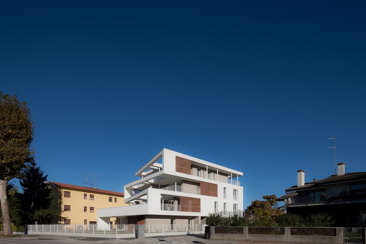 集合住宅 Zeta，以直线折叠形态突破传统 / PERUZZO Architettura - 公寓