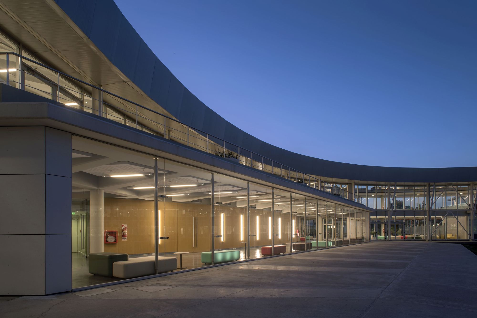 Galería de Centro Tecnológico YTEC / Antonini Schön Zemborain