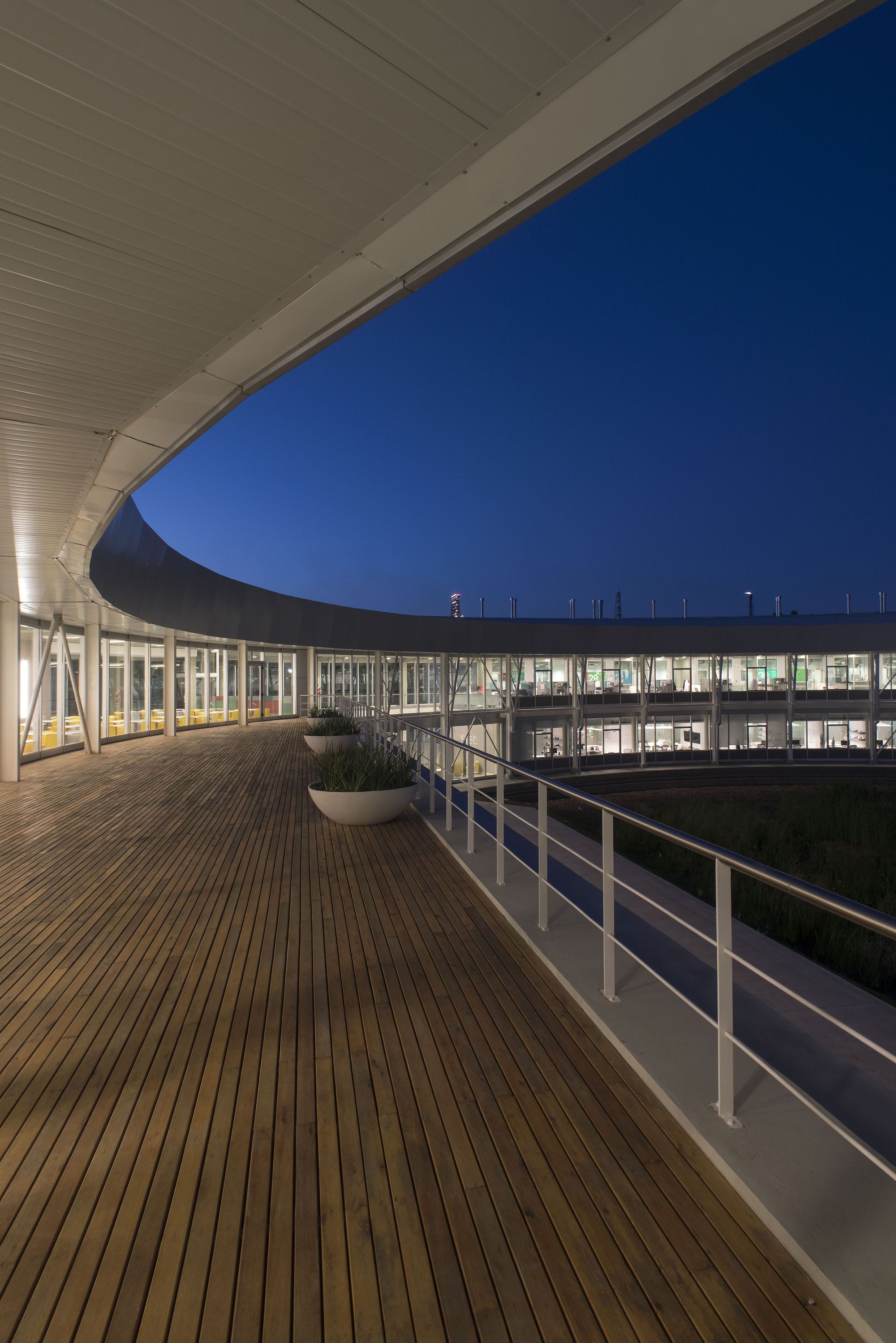 Galería de Centro Tecnológico YTEC / Antonini Schön Zemborain