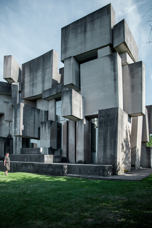 A bizarra igreja brutalista que é mais arte do que arquitetura - Imagem 6 de 27