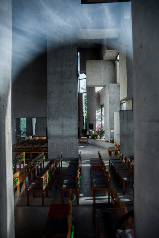 A bizarra igreja brutalista que é mais arte do que arquitetura - Imagem 23 de 27