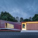 Posto de Serviço Vista para o Rio / ZHOU Wei + ZHANG Bin / Atelier Z+ - Edificios Públicos