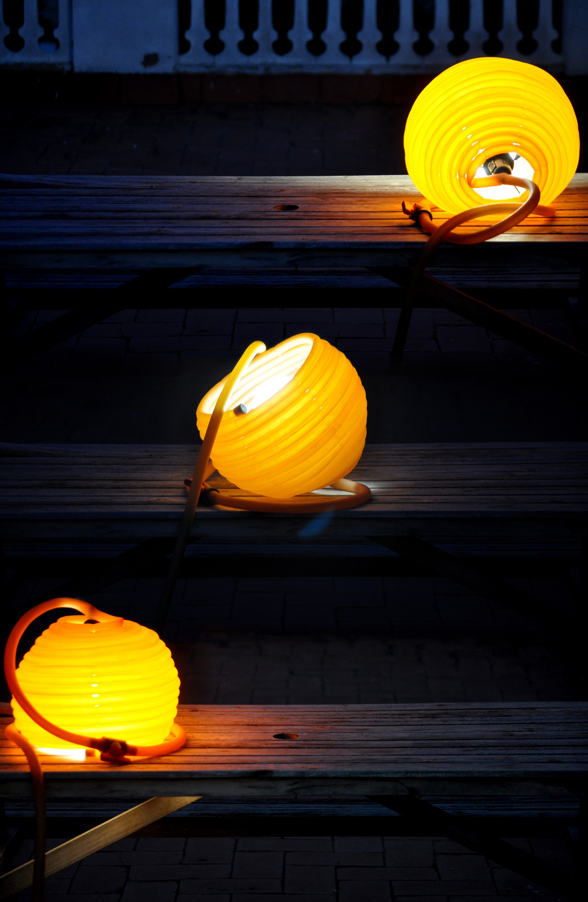 Galería de XIS_lamp utiliza el látex para manipular la luz de una forma