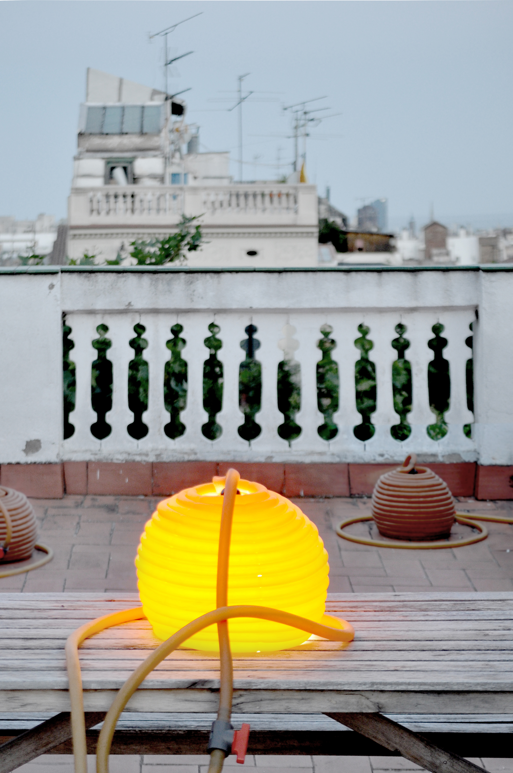 Galería de XIS_lamp utiliza el látex para manipular la luz de una forma