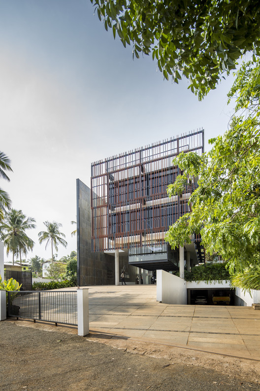 Corporate Office for Team Thai / STAPATI - Facade