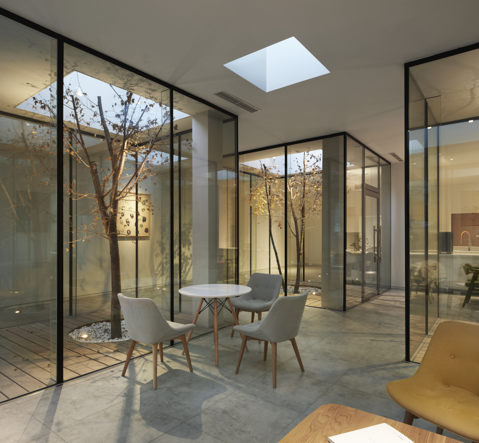 Gallery of BMLZ Villa Office / Tsutsumi & Associates - 23