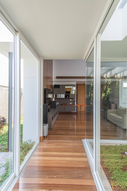 Casa Pedra Ferro  / Verri & Galvão Arquitetos - Janela, Fachada, Corrimão