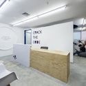 Crack the Code / TRU Arquitectos - Interiores De Oficina, Puerta, Sillas