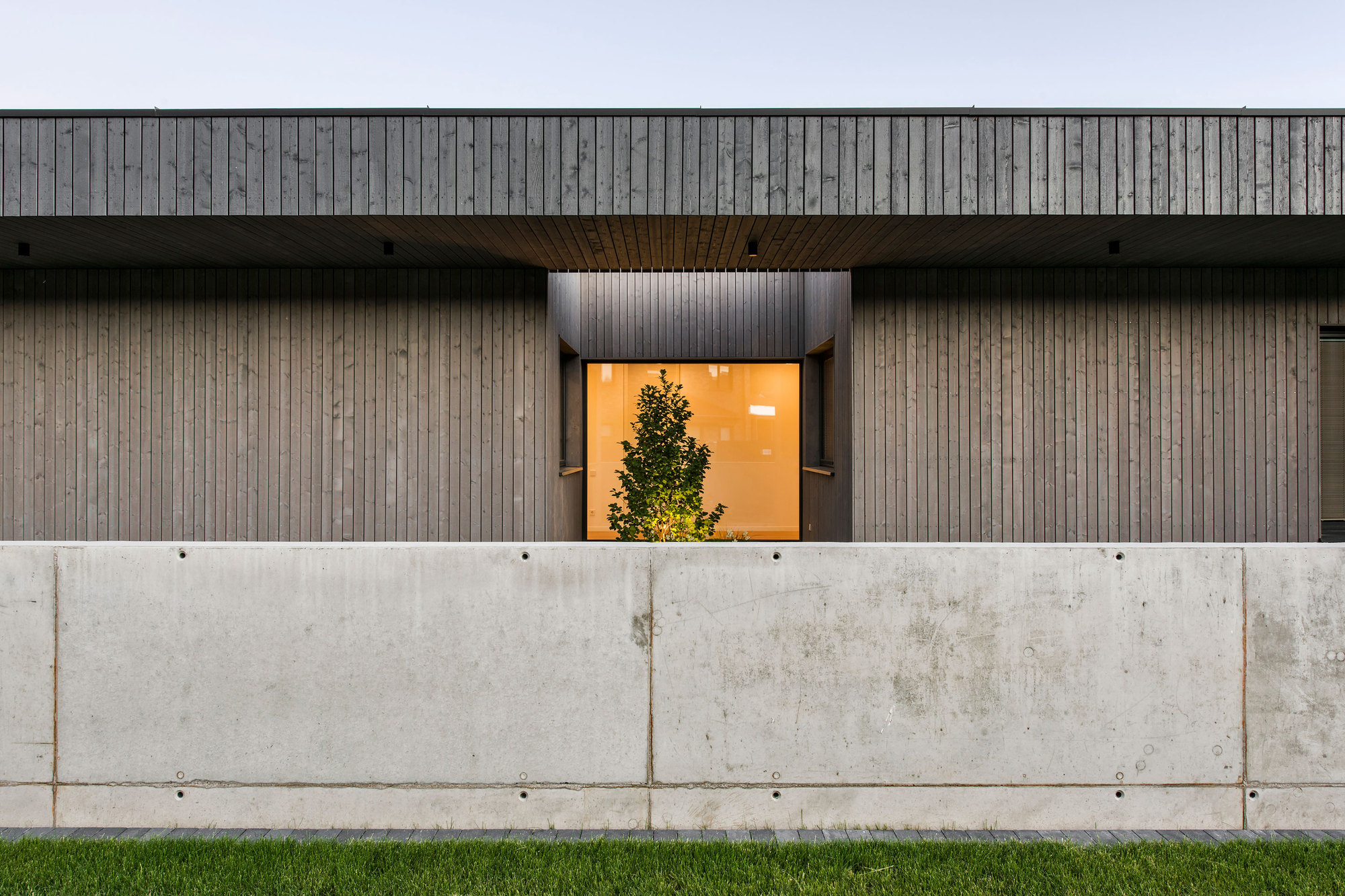 Gallery of Black Box House / PAO Architects 11