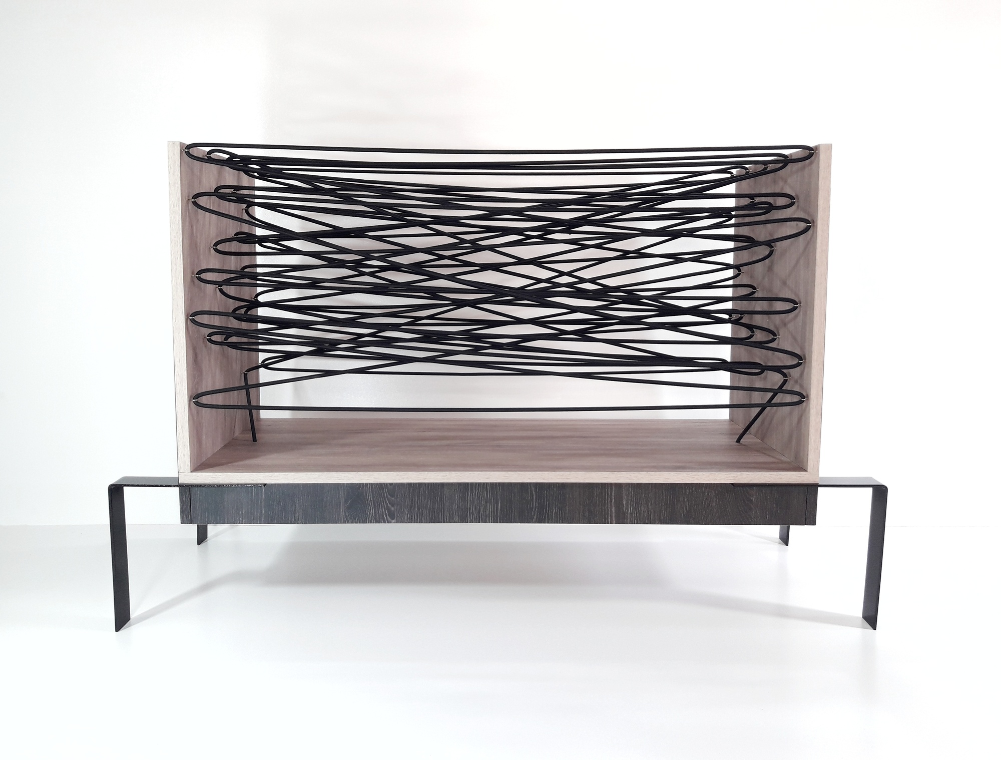 Galería de Este mueble se inspira en el método de supervivencia de las