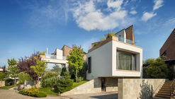 Atardecer en la colina / Fabrica de arhitectura