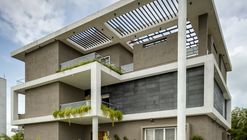 Residencia Hambarde / 4th Axis Design Studio