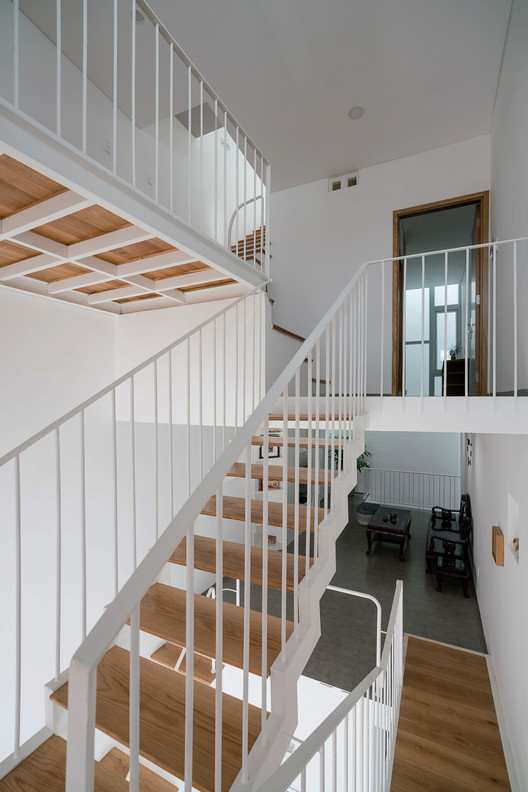 THE’S House / G+ Architects - Stairs, Windows, Handrail