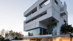 AZ House / nabil gholam architects
