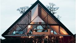 葡萄园中‘裸奔’的屋顶桁架 / dieterdietz.org