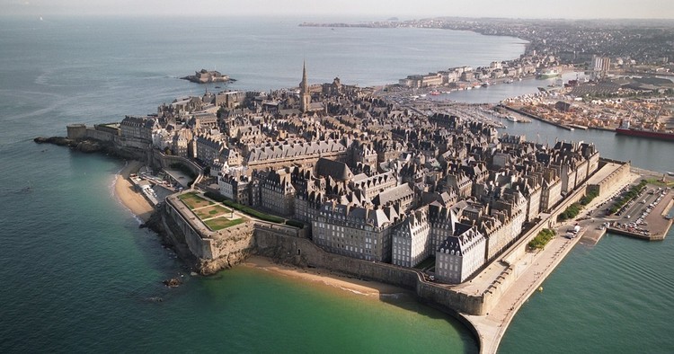 This Medieval Walled Town with a Storied History Shows How Traditional Urbanism Can Support High Density - More Images