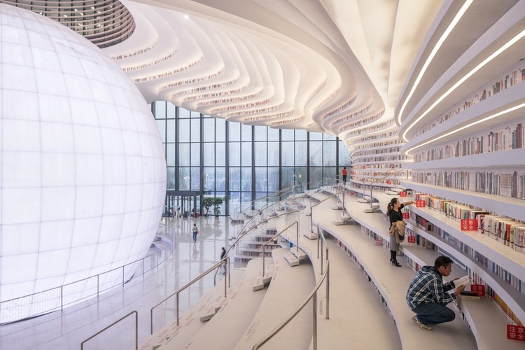 A Biblioteca de Tianjin Binhai viralizou: vale mesmo a pena a visita? O vídeo do #donotsettle te leva a explorar os detalhes arquitetônicos por trás deste gigante. - Mais Imagens