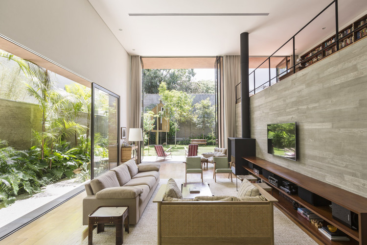 Pinheiros House / Felipe Hess Arquitetos - Chair, Windows