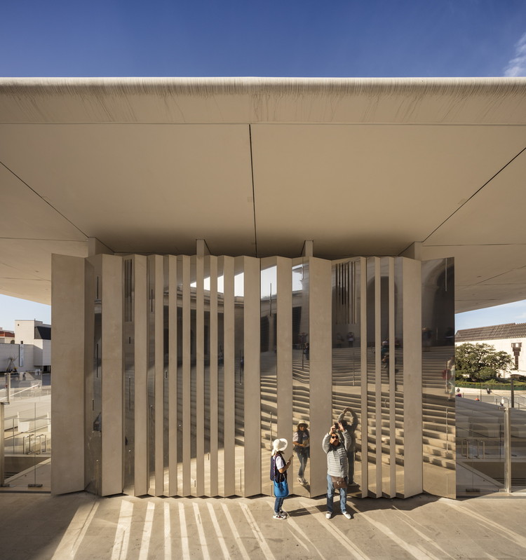 Outdoor Altar in the Prayer Area / Paula Santos Arquitectura - Column