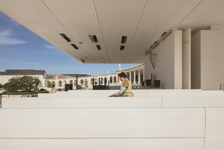 Outdoor Altar in the Prayer Area / Paula Santos Arquitectura - Windows