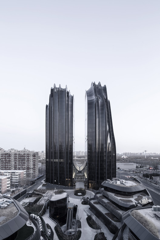 The major building(A1/A2) and A7 Building are both office building.. Image © Yong Zhang