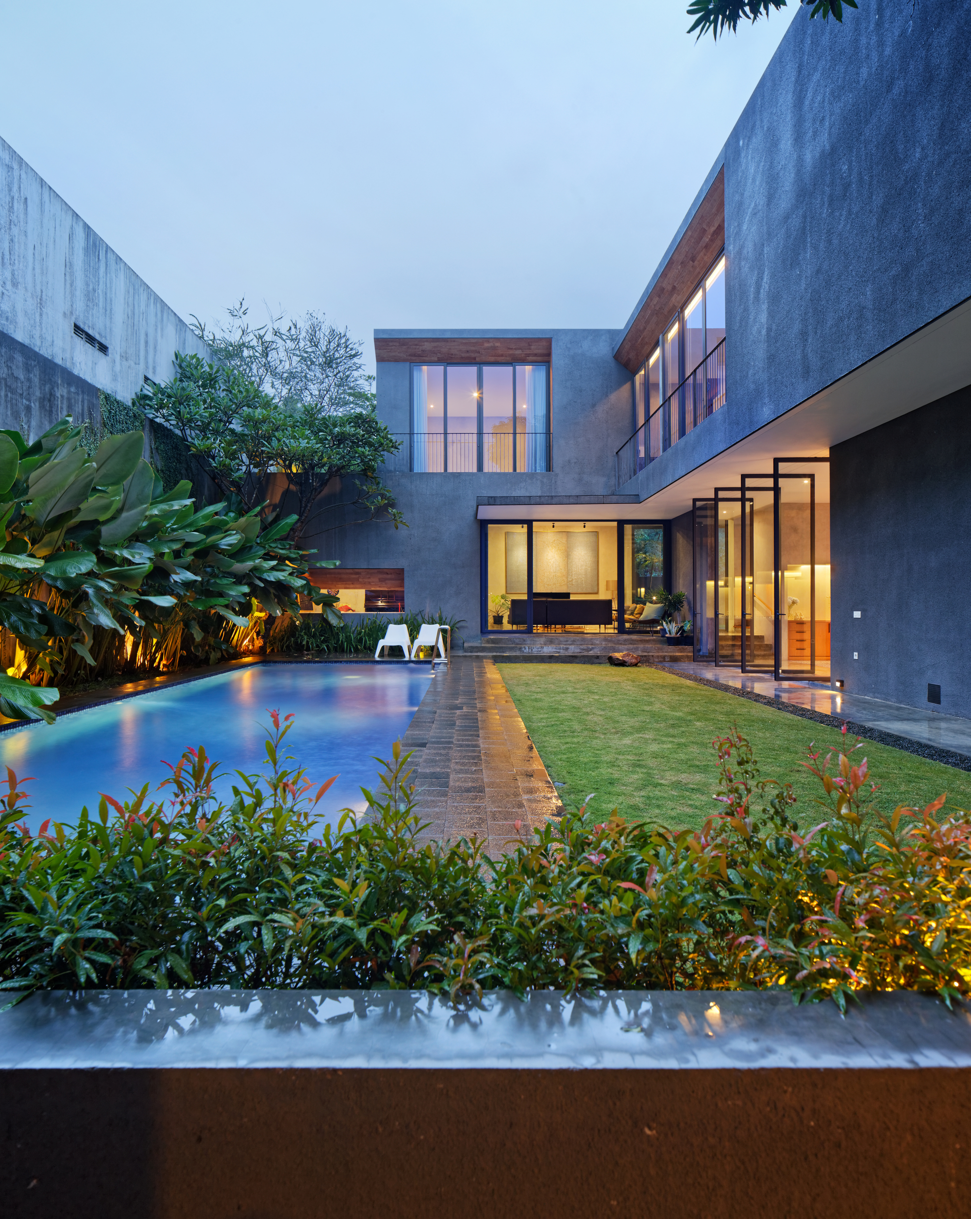 Gallery of Inside Outside House / Tamara Wibowo Architects - 4