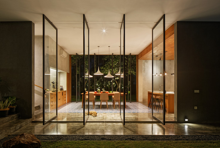 Casa Inside Outside / Tamara Wibowo Architects, © Fernando Gomulya