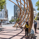 Snøhetta y Local Studio presentan un arco de madera en homenaje al arzobispo Desmond Tutu en Sudáfrica - Imagem 4 de 4