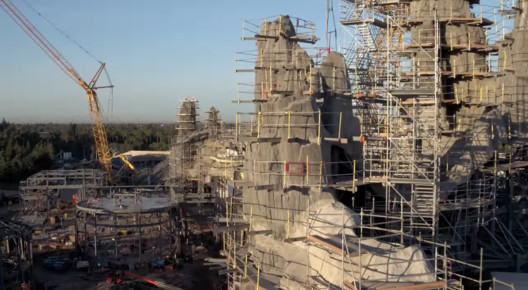 无人机航拍展示了迪士尼星球大战主题公园的建设进度