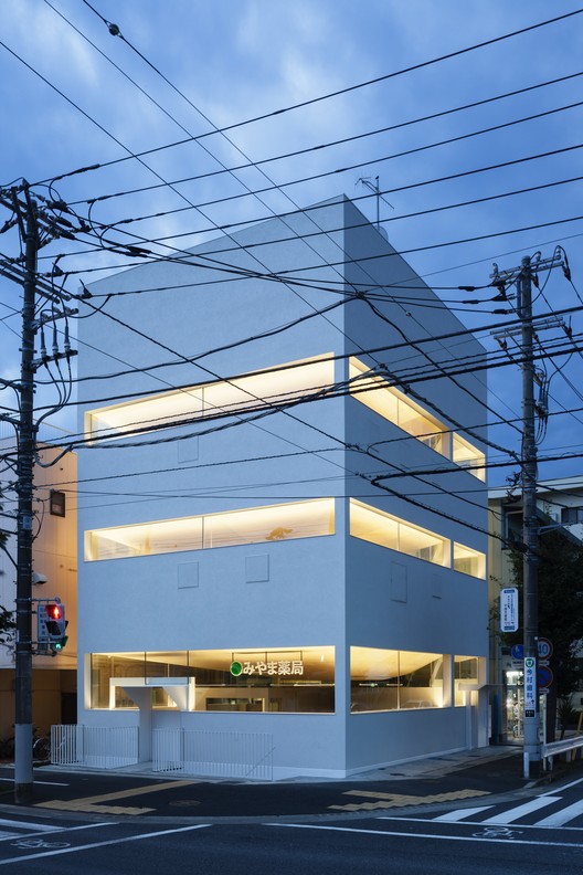 Building M / I.R.A. - Pharmacy, Facade