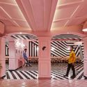 粉红建筑的‘斑马套装’  / Renesa Architecture Design Interiors - 餐饮建筑