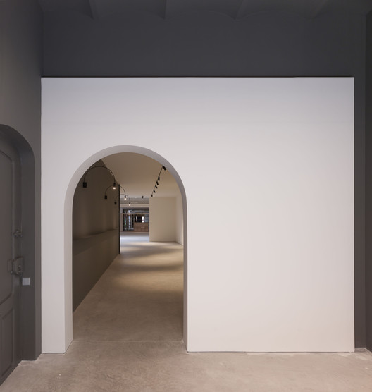 Showroom na Rua Sevilla / Cosín Estudio - Imagem 17 de 22