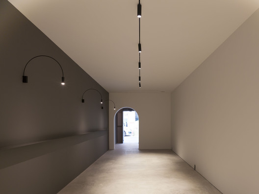 Showroom na Rua Sevilla / Cosín Estudio - Imagem 15 de 22