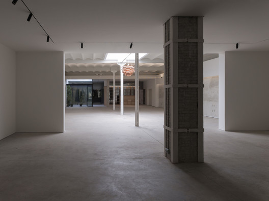 Showroom on Sevilla Street / Cosín Estudio