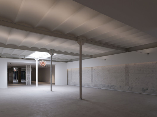 Showroom na Rua Sevilla / Cosín Estudio - Imagem 8 de 22