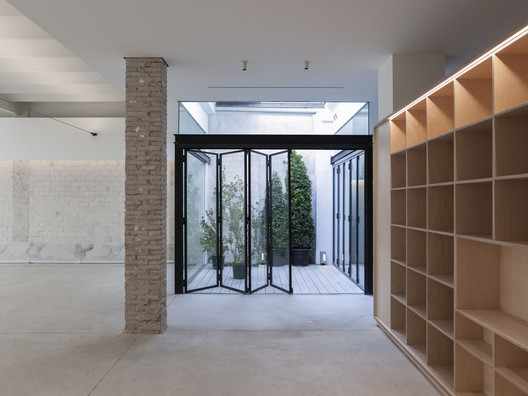 Showroom na Rua Sevilla / Cosín Estudio - Imagem 14 de 22