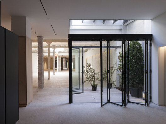Showroom na Rua Sevilla / Cosín Estudio - Imagem 13 de 22