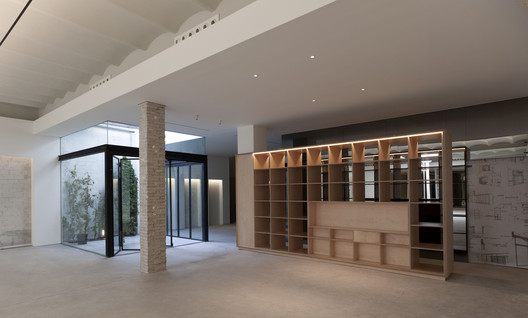 Showroom na Rua Sevilla / Cosín Estudio - Imagem 9 de 22