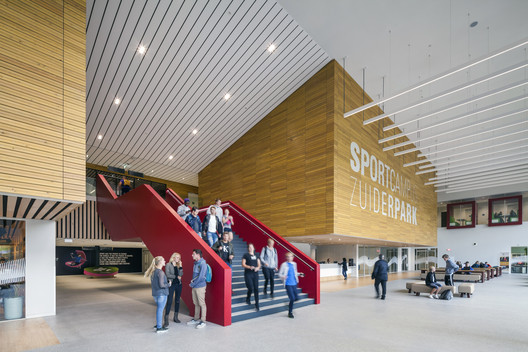 Sportcampus Zuiderpark / FaulknerBrowns Architects - Imagem 2 de 21