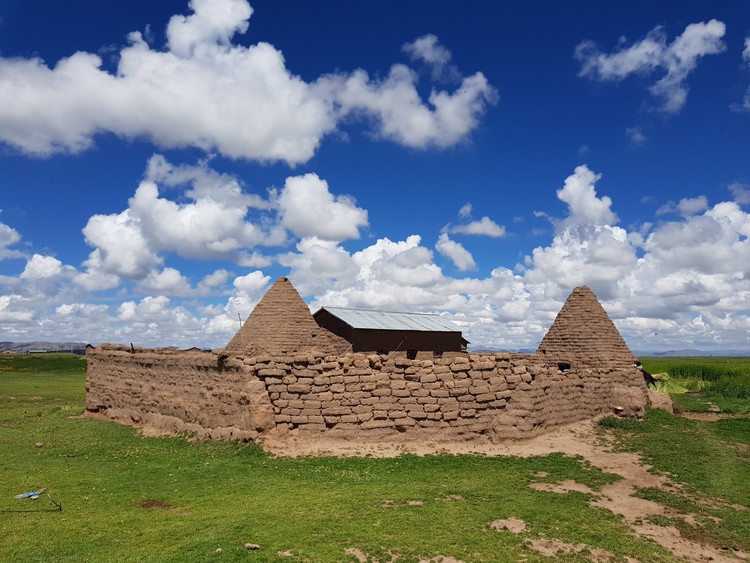 La mayoría de los putucos familiares ha incorporado cabañas de adobe . Image © Nicolás Valencia