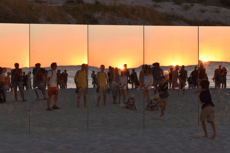 On Cottesloe Beach, Gjøde & Partnere Arkitekter Create a Floating Desert Island for Sculpture By The Sea - Image 13 of 15