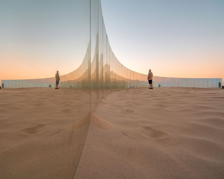 El Show de Truman en la vida real: un muro que transforma una playa australiana en un desierto infinito - Más Imágenes