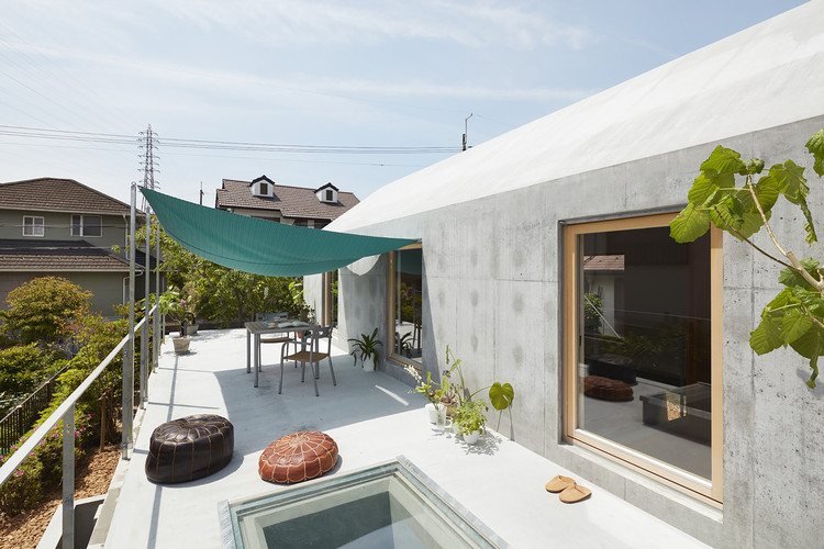 Floating Hut / Tomohiro Hata Architect and Associates - Table, Windows, Chair, Patio, Courtyard