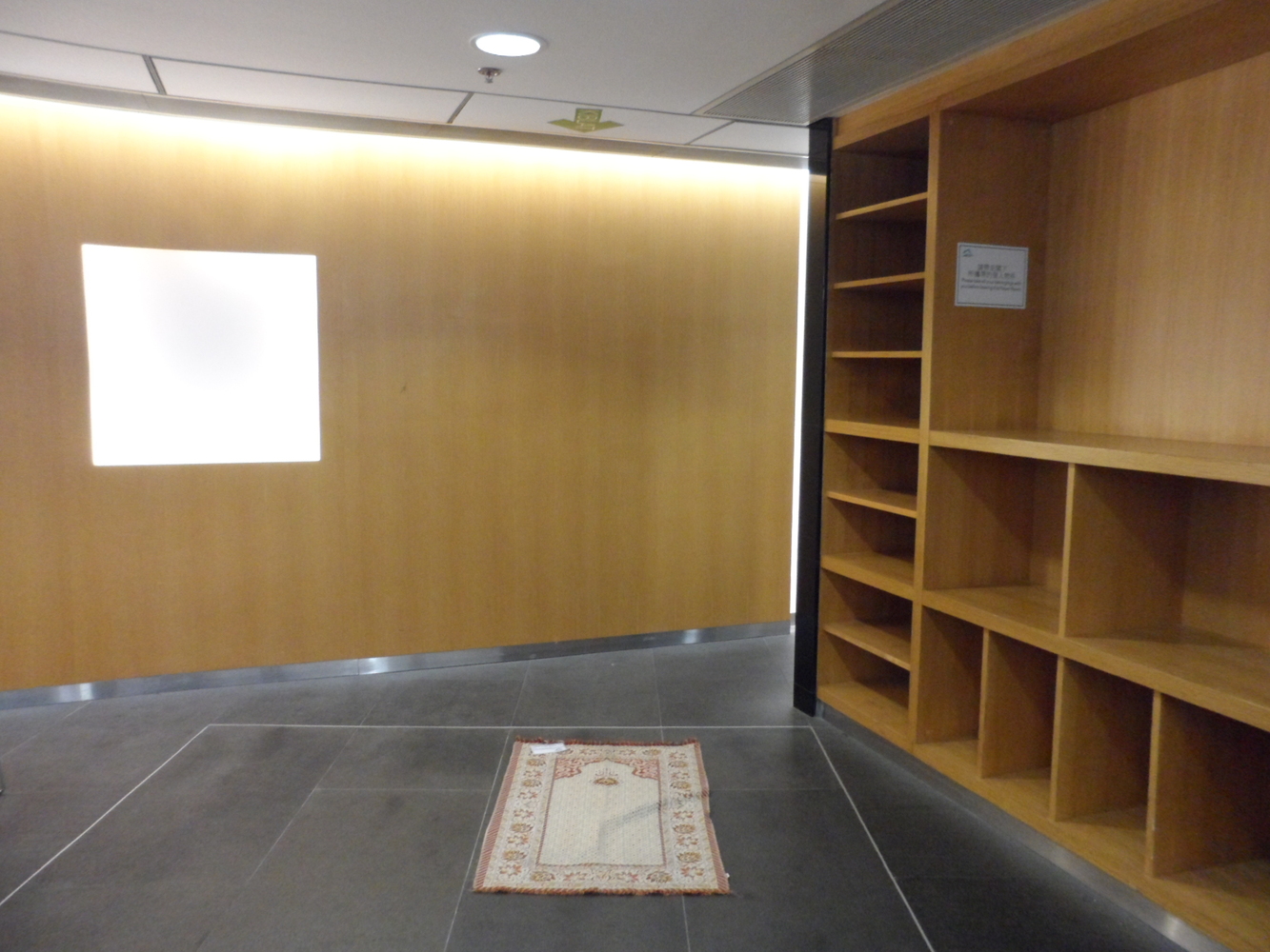Multifaith Prayer Room, Hong Kong International Airport. Image© Wikimedia Commons user Chongkian licensed under CC BY SA-3.0