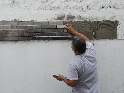 Compartilhar a luz solar: cerâmicas reflexivas devolvem iluminação natural a uma comunidade argentina Compartilhar a luz solar: cerâmicas reflexivas devolvem iluminação natural a uma comunidade argentina - Imagem 2 de 19
