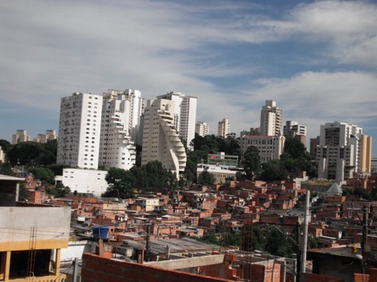 Muros, grades e a necessidade de romper barreiras urbanas e sociais - Imagem 7 de 7