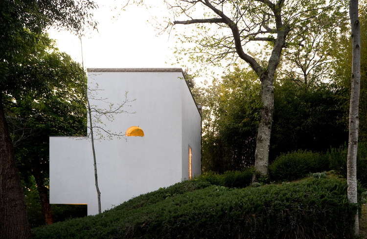 St. Ovídio Chapel By Álvaro Siza Through The Lens Of Fernando Guerra - Featured Image