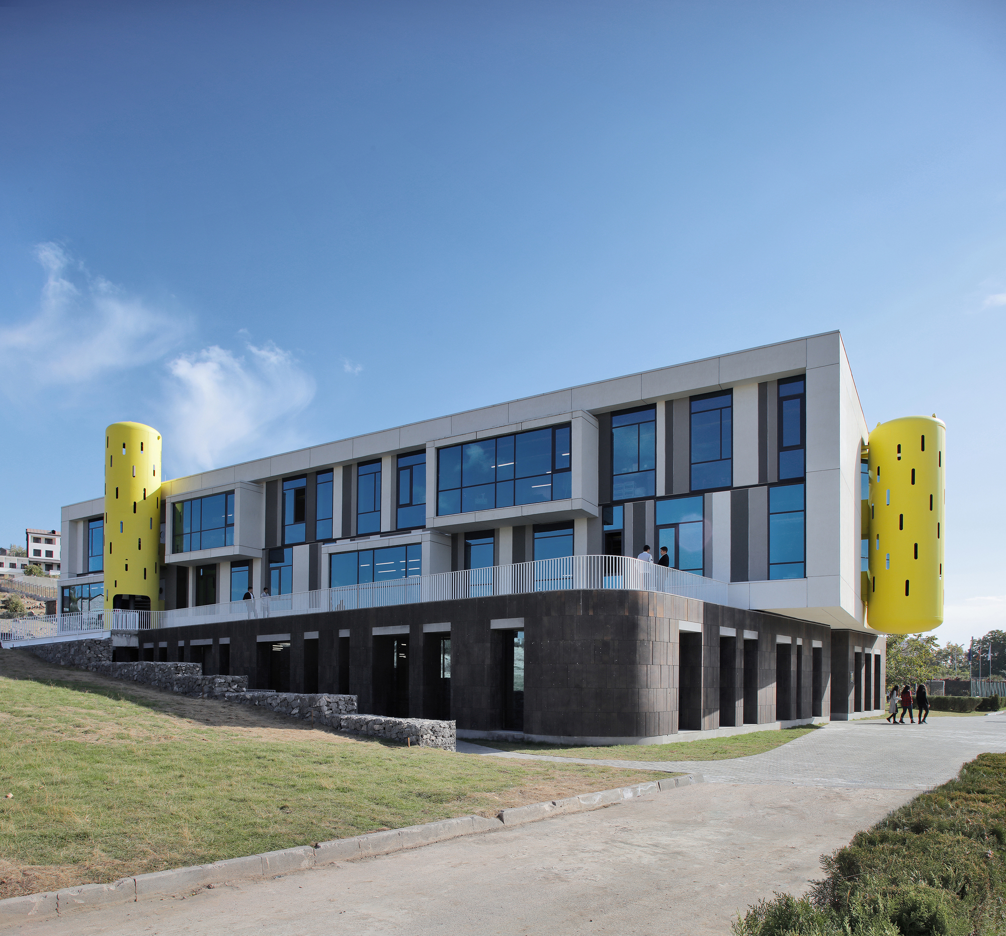 Школа в ереване. Айб школа в ереване. Частная школа в армении айб. Школа в армении айб. Школа 27 ереван.