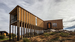 Media Perra House / Santos Bolívar