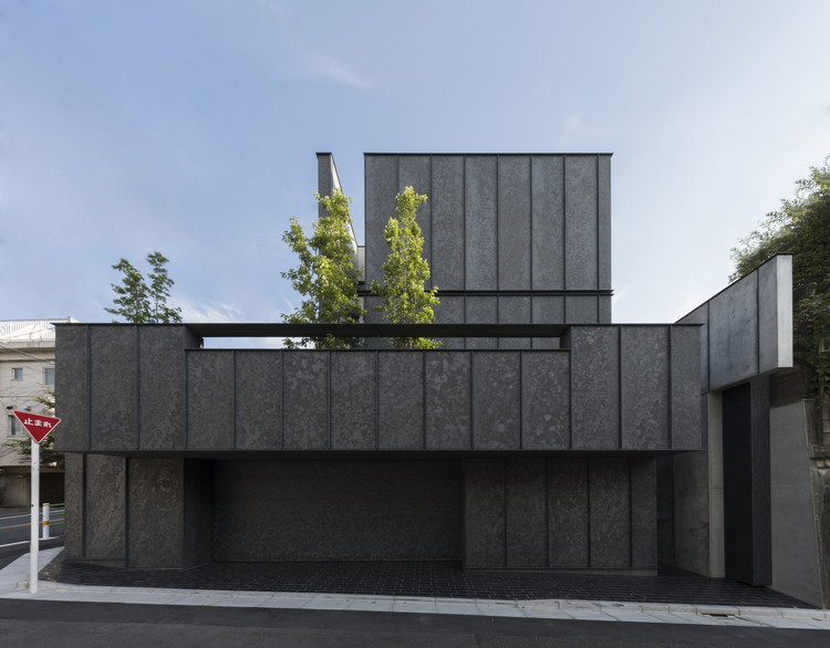 黑色围墙内，洗足池住宅 / 城戸崎建筑研究室 - 更多图片